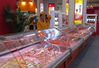 غذا در فروشگاه یخچال / تجهیزات قصابی نمایش داده می شود