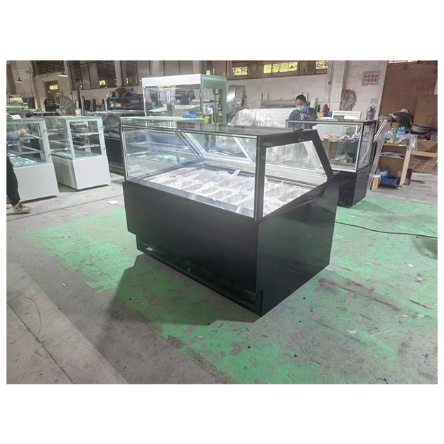 فروشگاه های بستنی/سوپرمارکت ها از یخچال های ذخیره سازی برای نمایش بستنی استفاده می کنند. یخچال های ویترینی بستنی
