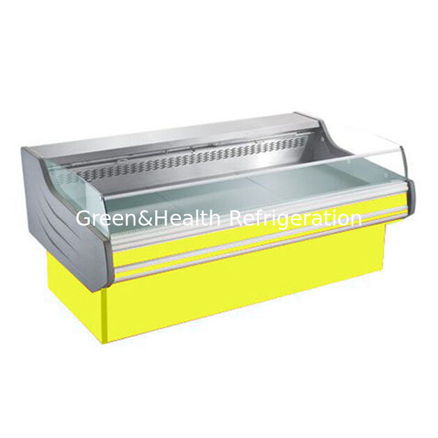 یک مغازه یا بازار گوشت نیمه باز از یخچال ذخیره سازی گوشت تازه استفاده می کند